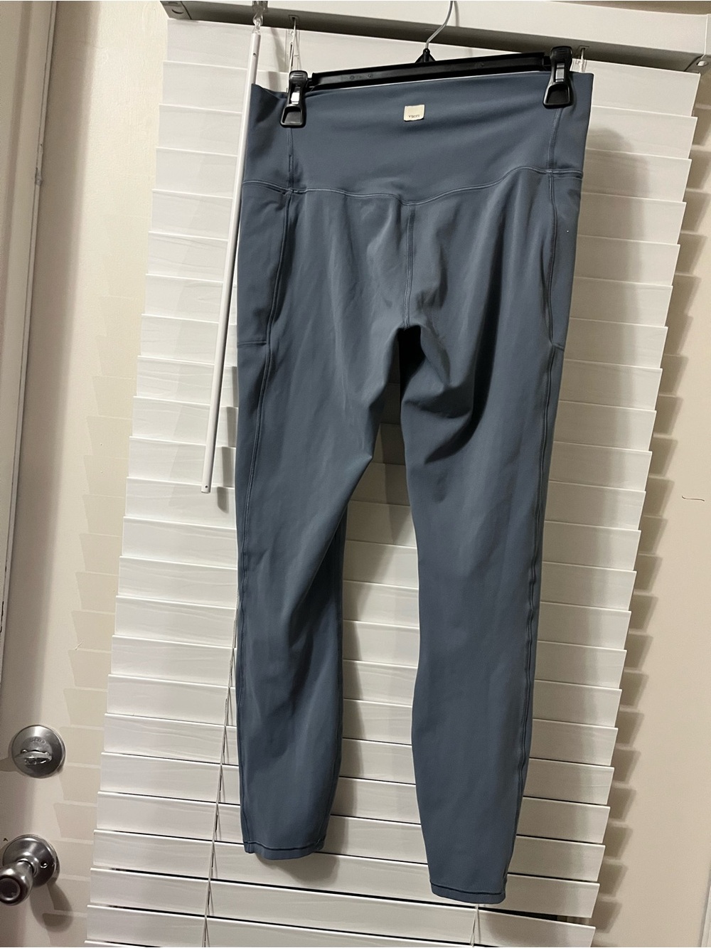 Vuori women Performance Leggings in Slate Blue - Picture 3 of 6
